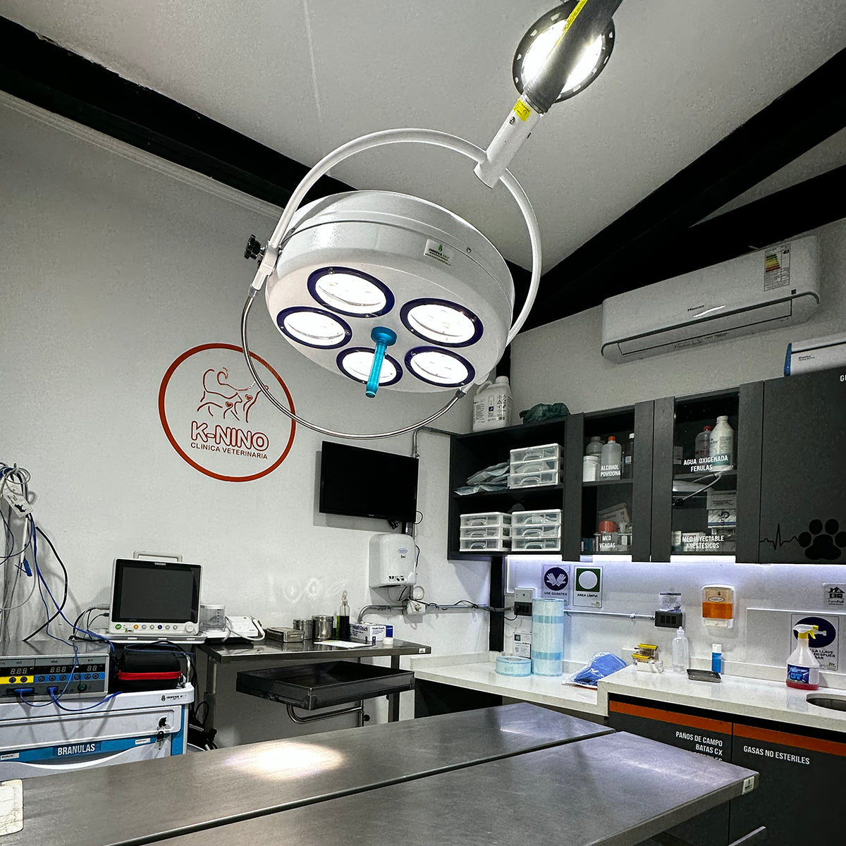 LÁMPARA CIRUGÍA LED PARA PARED 5 FOCOS